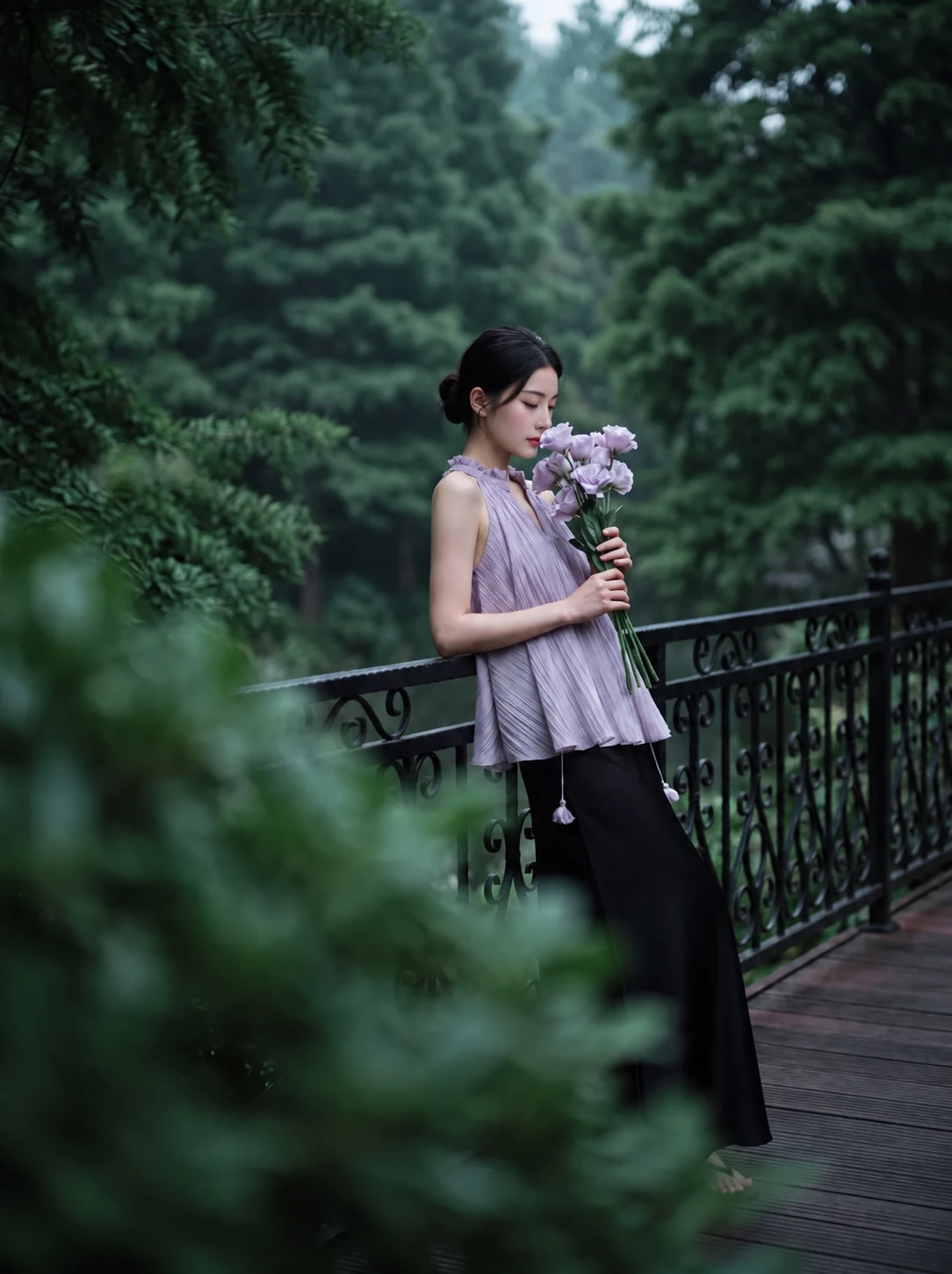 深绿色花园里的淡紫上衣造型